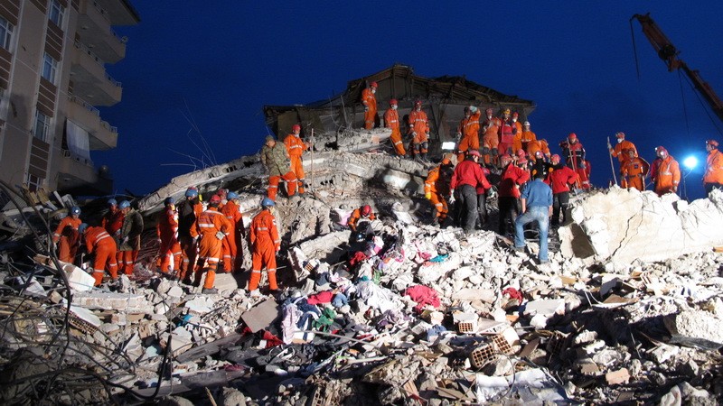Turecko_zemetrasenie_záchrana ľudí_sutiny